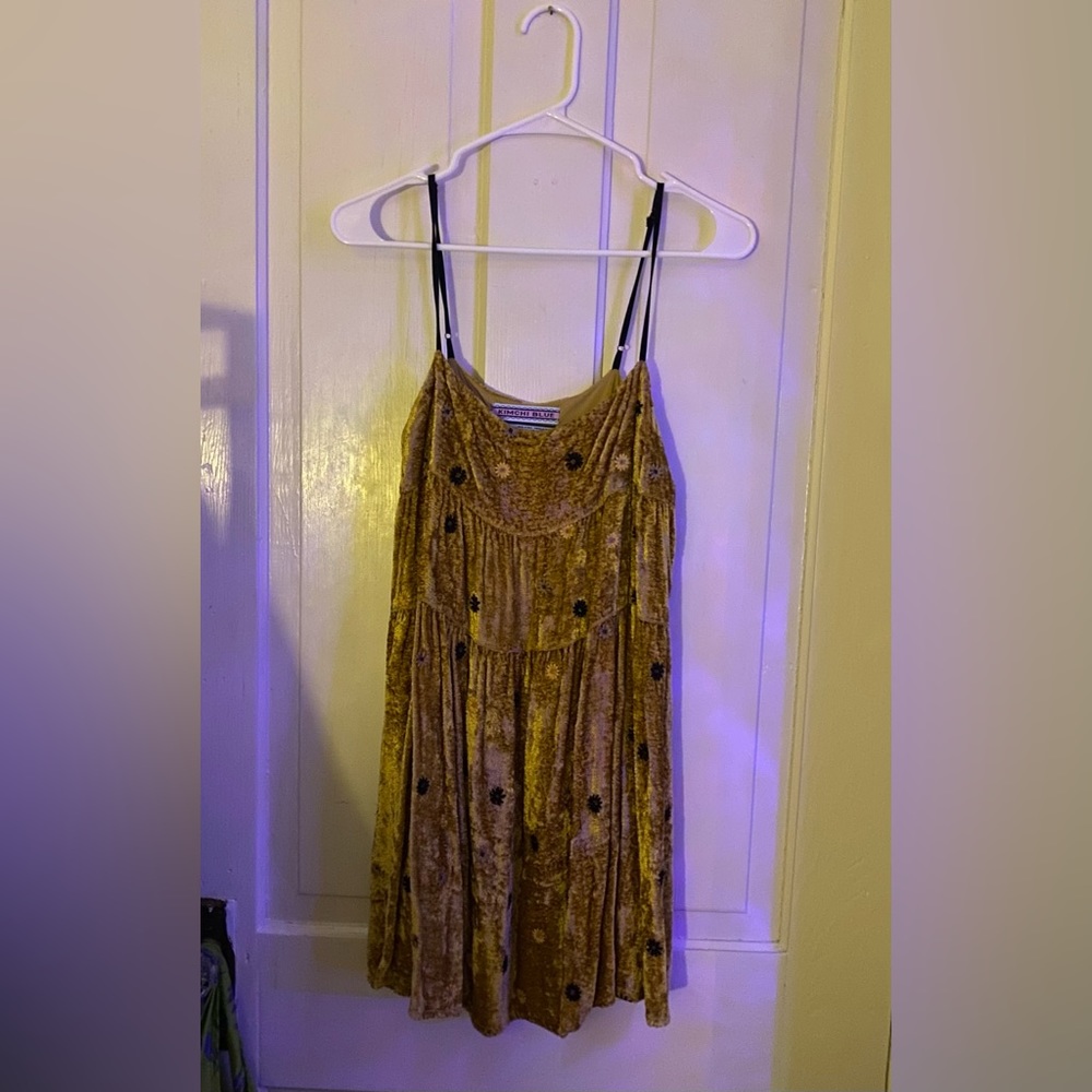 Kimchi Blue Alice Embroidered Velvet Shift Dress